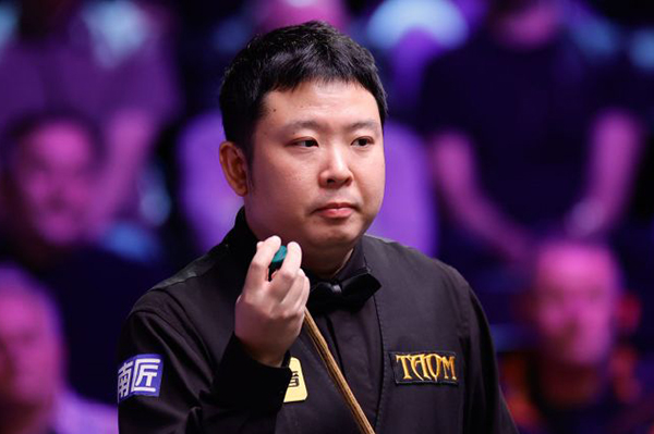 北京时间12月2日凌晨,2025斯诺克英锦赛正赛首轮继续在英国约克进行。一场焦点对决中,中国选手张安达在3-5落后的绝境下连救两个赛点,最终以6-5逆转15号种子加里·威尔逊,惊险闯入16强;1/8决赛他将与同胞赵心童上演“中国德比”。 比赛进程:五度平分,决胜局才见生死 开局互探:威尔逊打出单杆58分先声夺人,张安达随即回敬单杆87分、73分,以2-1反超。 中场胶着:第四局威尔逊多次上手扳平比分;休息归来他又凭借单杆52分、65分、91分,一度5-3拿到赛点。 绝境反击:背水一战的张安达先以83-35挽救一个赛点,第10局再轰单杆77分,5-5把比赛拖入决胜局。 决胜时刻:第11局两人均谨慎防守,威尔逊长台失准留下破绽,张安达上手打出单杆56分,最终以65-15锁定胜局,完成6-5绝杀。 数据盘点 张安达:全场3杆50+(87、73、77),1杆制胜,防守成功率78%。 加里·威尔逊:4杆50+(58、52、65、91),进攻火力略占优,但关键局失误致命。 赛后声音 张安达坦言:“3-5落后时我没想太多,只想把每一杆防守做好。最后能赢下来有些运气,但也证明坚持是有回报的。”谈到下轮与赵心童的“内战”,他希望“两人都能发挥出最好水平,为观众奉献精彩比赛”。 下一轮对阵 张安达 vs 赵心童(16进8,时间待定)。随着这场胜利,本届英锦赛已有斯佳辉、吴宜泽、庞俊旭、<a href=/zonghe/dingjunhui/ target=_blank class=infotextkey>丁俊晖</a>、赵心童、张安达共6名中国选手跻身16强,刷新历史最佳战绩。