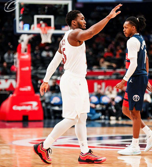 末节狂轰45分逆转！米切尔48分封神 骑士13连胜<a href=/lanqiu/wizards/ target=_blank class=infotextkey>奇才</a>